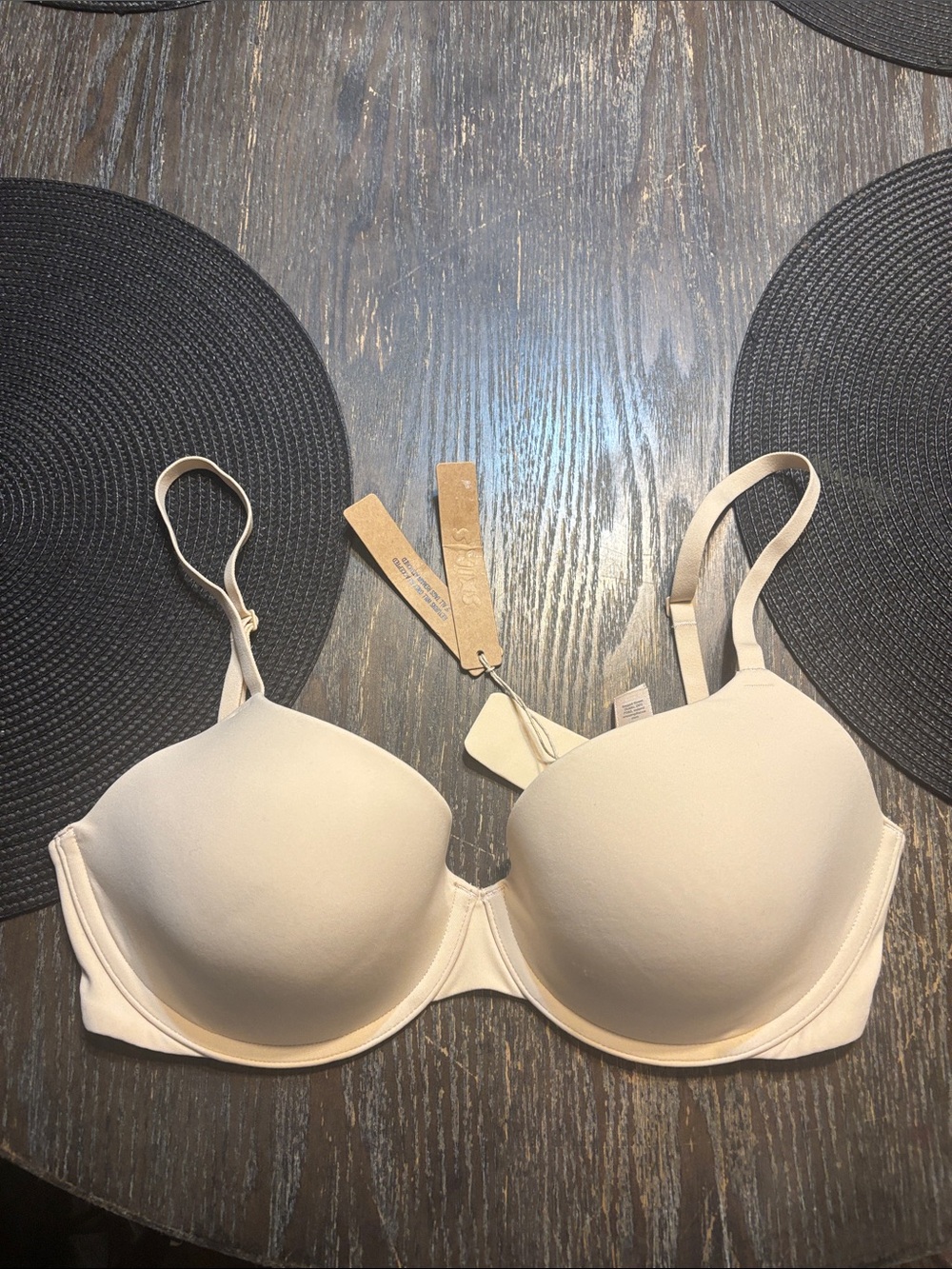 SKIMS Fits everybody T-Shirt Bra sand 34D NWT small snag on bra few creases pad